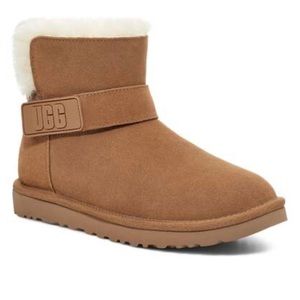 UGG Women’s Mini Bailey Logo Strap Chestnut size 7